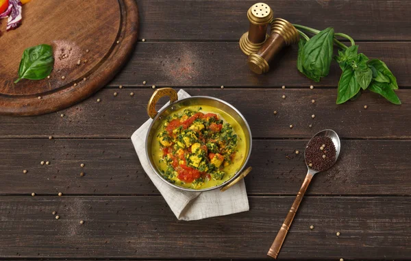 Vegan ve vejetaryen Hint Restoran yemek, baharatlı körili soya peyniri üzerinden