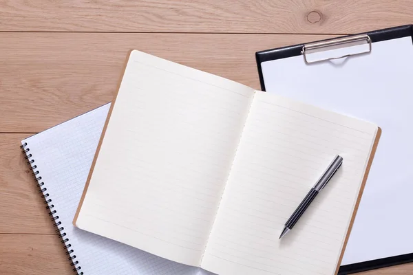 Bloc de notas y diario personal u organizador con pluma — Foto de Stock