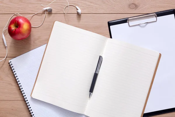 Σημειωματάριο (Notepad) και προσωπικό ημερολόγιο ή διοργανωτής με στυλό — Φωτογραφία Αρχείου