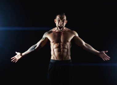 Güçlü atletik adam aidatı çıplak kas vücut