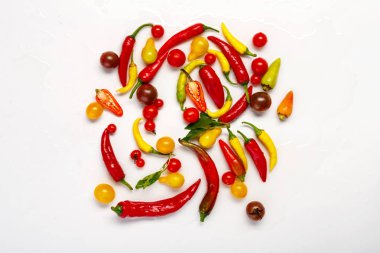 Sarı, kırmızı biber ve domates üzerinde beyaz izole