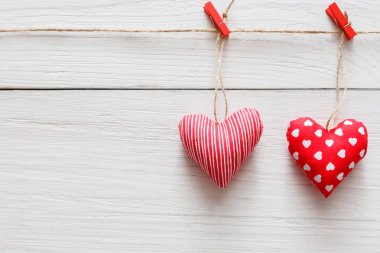 Sevgililer günü arka plan, yastık kalpler tahtaya, kopya alanı çift.