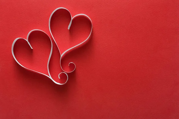 Valentine dzień tło, papier czerpany serca na czerwono — Zdjęcie stockowe
