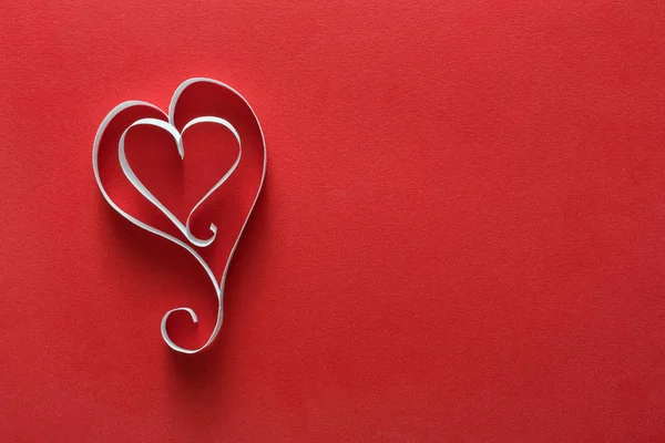 Valentinstag Hintergrund, handgeschöpfte Papierherzen auf Rot — Stockfoto