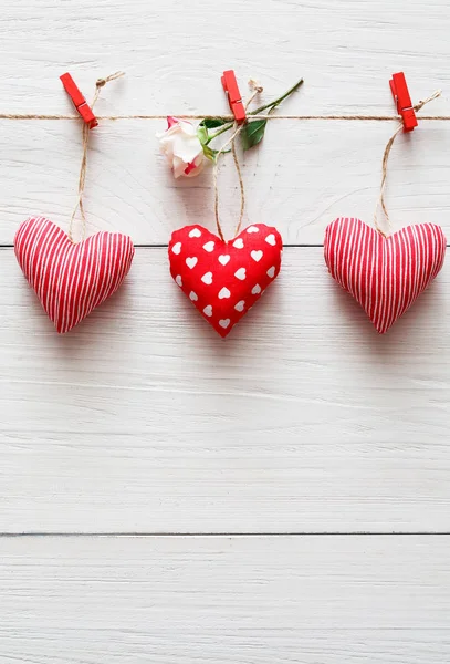 Valentinstag Hintergrund, Kissen Herzen Rand auf Holz — Stockfoto