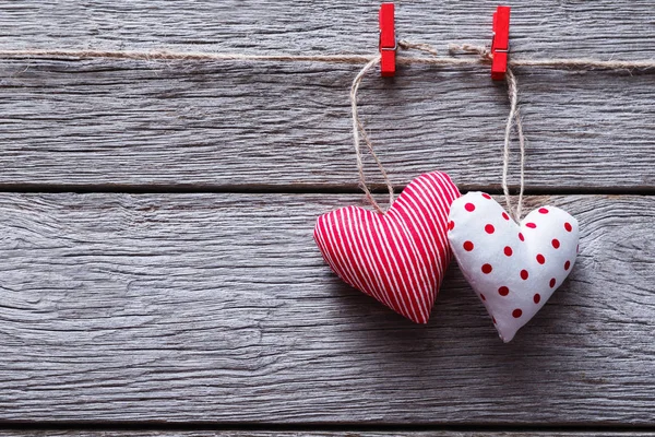 Fondo de San Valentín, corazones de almohada hechos a mano en madera, espacio para copiar — Foto de Stock