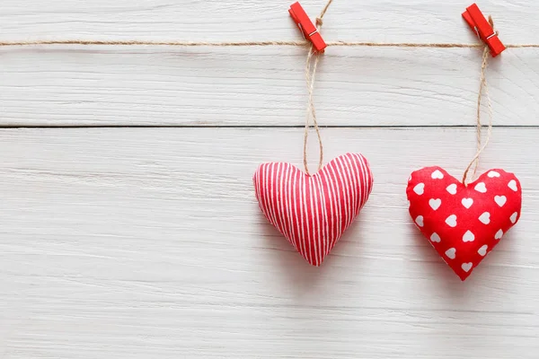 Sevgililer günü arka plan, yastık kalpler tahtaya, kopya alanı çift.