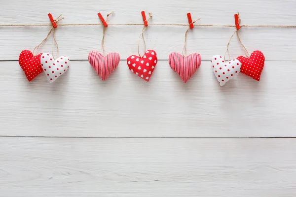 Fondo de San Valentín, corazones de almohada bordean la madera, espacio para copiar — Foto de Stock