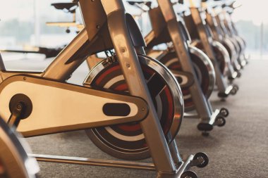 Modern bir spor salonu iç donanımları, fitness egzersiz bisikleti ile