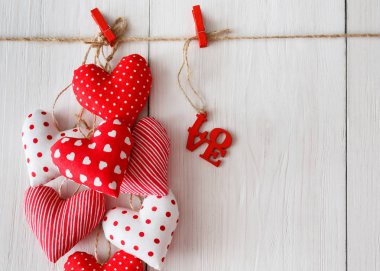 Sevgililer günü arka plan, bir yastık kalpler tahtaya, kopya alanı Grup