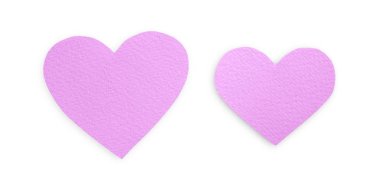 Beyaz arka plan üzerinde izole Lila kağıt kalpler Sevgililer günü