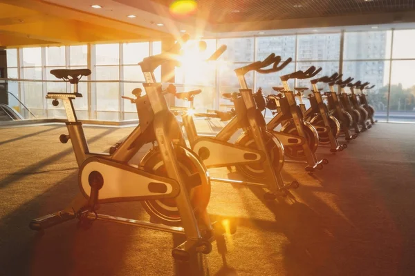 Modern bir spor salonu iç donanımları, fitness egzersiz bisikleti ile — Stok fotoğraf