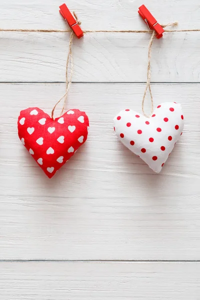 Fondo de San Valentín, corazones de almohada pareja en madera, espacio para copiar — Foto de Stock