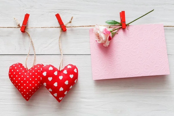 Fondo de San Valentín, corazones de almohada y tarjeta en madera — Foto de Stock