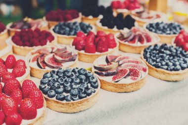 Açık havada çeşitli meyve ve meyve tart tatlı tepsi