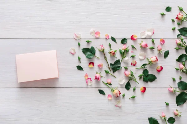 Dia dos namorados fundo, cartão de coração e flores em madeira branca — Fotografia de Stock