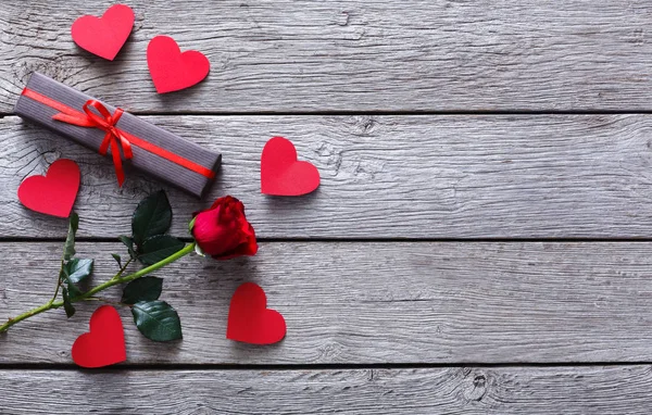 Valentin nap háttér, a kézzel készített szív és a rózsa virág, fa — Stock Fotó