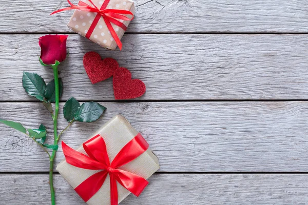 Fondo de San Valentín, corazones hechos a mano y flor de rosa en madera —  Fotos de Stock