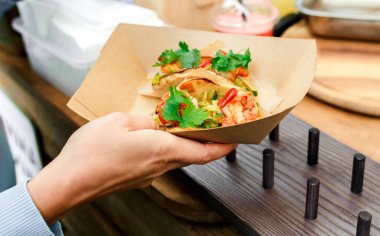 Sokak satıcısı eller Taco açık havada yapma
