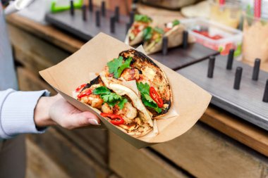 Sokak satıcısı eller Taco açık havada yapma