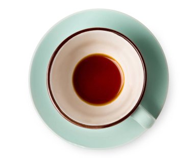 Neredeyse bitti. Beyaz arka plan üzerinde yukarıda boş kahve fincanı