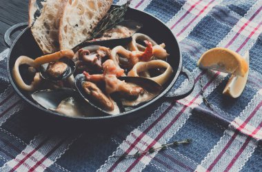 Deniz ürünleri güveç tencerede, İtalyan restoran mutfağı portre