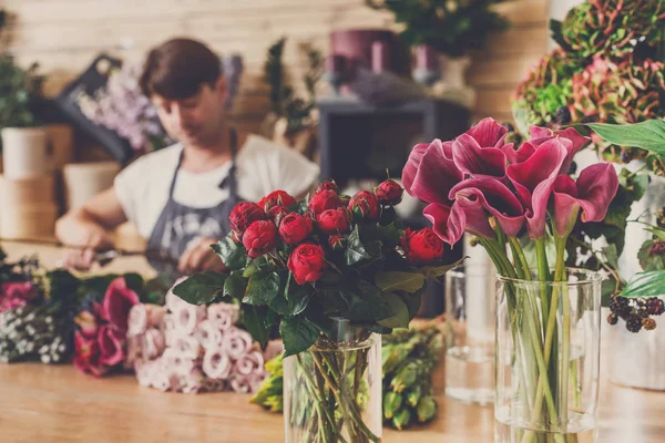 Loja de entrega de flores e florista sem foco — Fotografia de Stock