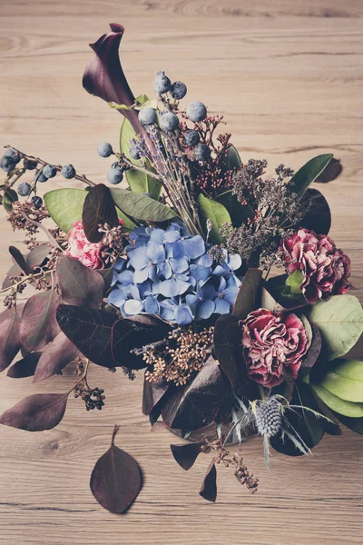 Vackra höst bukett sammansättning av torkade äng blommor och blad — Stockfoto
