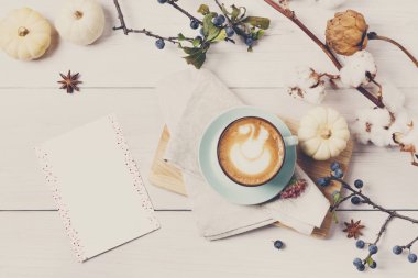 Kabak spice latte. Beyaz ahşap zemin üzerinde kahve Üstten Görünüm