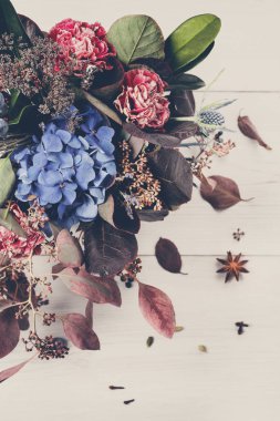Güzel buket çiçek bileşimi kuru çayır çiçek ve yaprakları