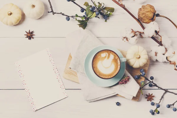 Kürbisgewürz-Latte. Kaffee Draufsicht auf weißem Holz Hintergrund — Stockfoto