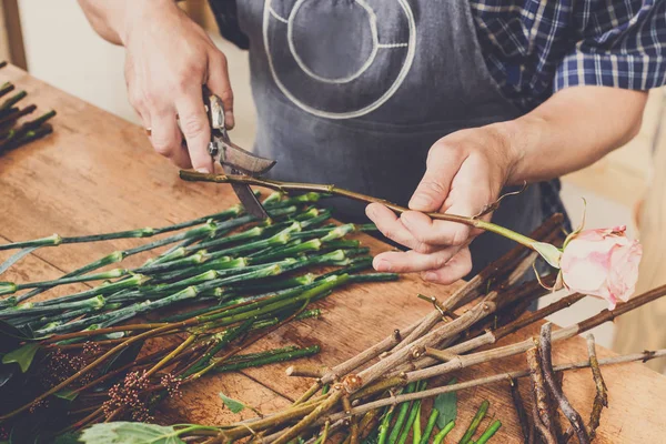 Adam asistanı olarak çiçek Dükkanı teslim olun gül buket tatlı