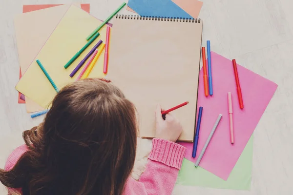 Mädchen zeichnen Bild mit Buntstiften und — Stockfoto