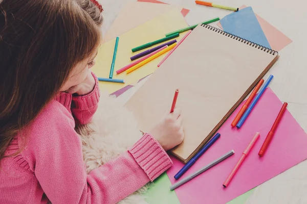 Girl drawing picture with colored pencils and — Stock Photo, Image