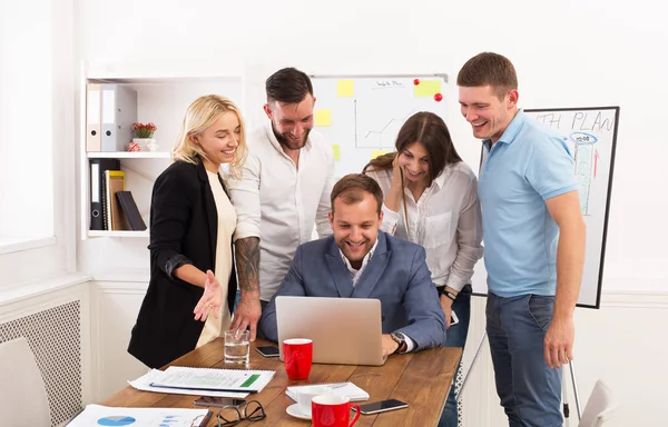 Feliz equipo de gente de negocios juntos se divierten en la oficina — Foto de Stock