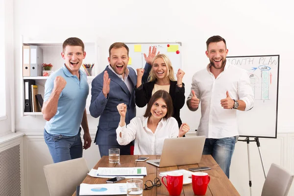 El equipo de gente de negocios feliz celebra el éxito en la oficina — Foto de Stock