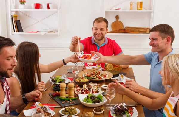 Mensen zeggen cheers clink bril op feestelijke tabel diner — Stockfoto