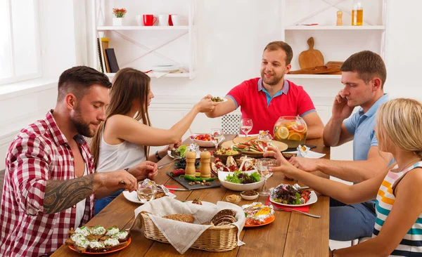 Groep van gelukkige mensen op feestelijke tabel diner — Stockfoto