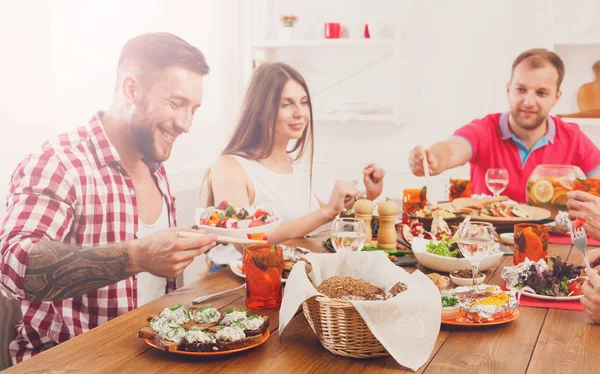 Groep van gelukkige mensen op feestelijke tabel diner — Stockfoto