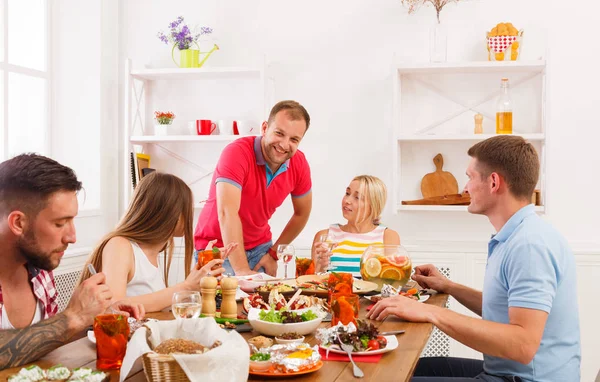 Group of happy young people at dinner table, friends party — Stock Photo, Image