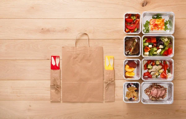 Comida saludable para llevar en cajas, vista superior a la madera —  Fotos de Stock