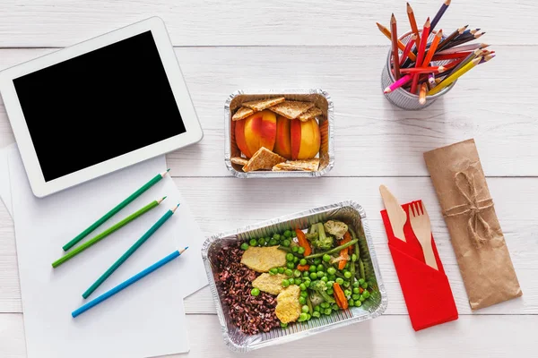 Gezonde voeding, lunch in folie vak op student tafel, dieet — Stockfoto