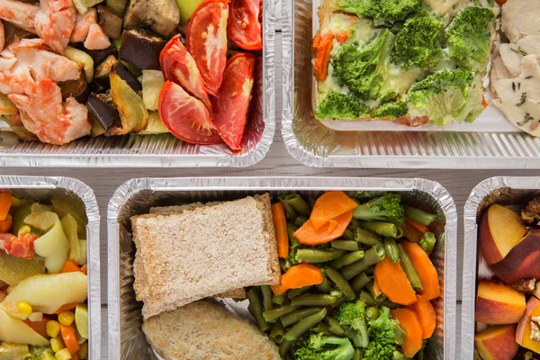 Comida saludable para llevar, vista superior en el fondo de madera — Foto de Stock