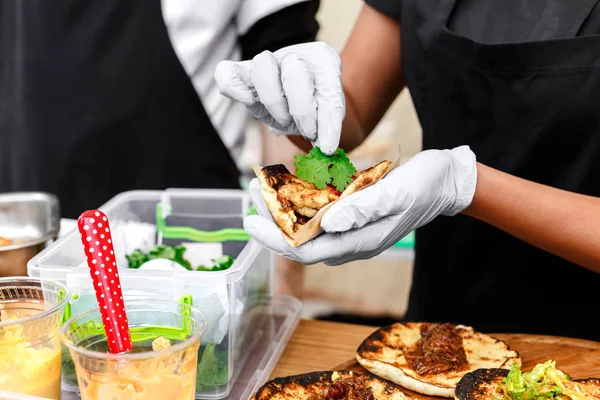 Utcai árust kezét így taco szabadban — Stock Fotó