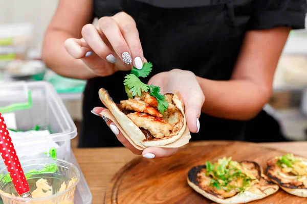 Πλανόδιος πωλητής τα χέρια κάνοντας taco σε εξωτερικούς χώρους — Φωτογραφία Αρχείου