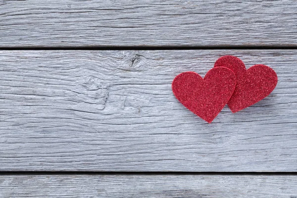 Valentine dzień drewniane tła, ręcznie robione serca na drewno, miejsce — Zdjęcie stockowe