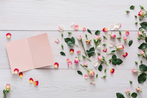Valentine dag achtergrond, hart kaartlezer en bloemen op wit hout — Stockfoto