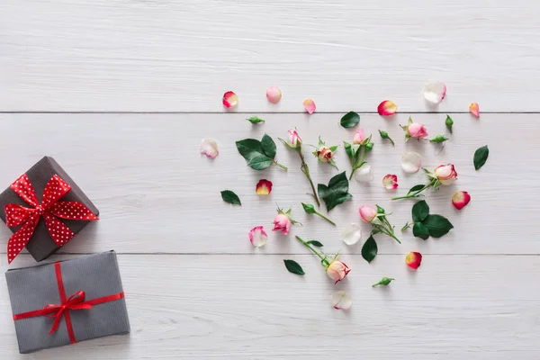 Tło valentine day, pudełka i kwiaty na biały drewno — Zdjęcie stockowe