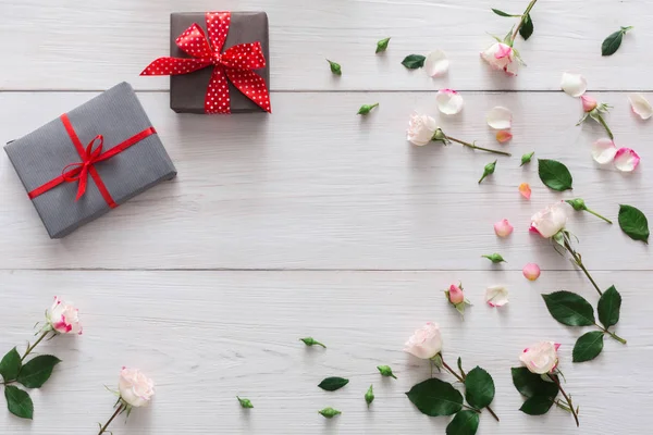 Fond Saint Valentin, coffrets cadeaux et fleurs sur bois blanc — Photo