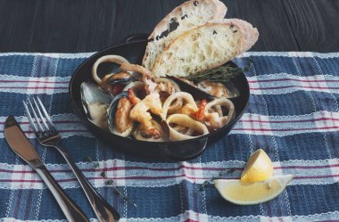 Deniz ürünleri güveç tencerede, İtalyan restoran mutfağı portre